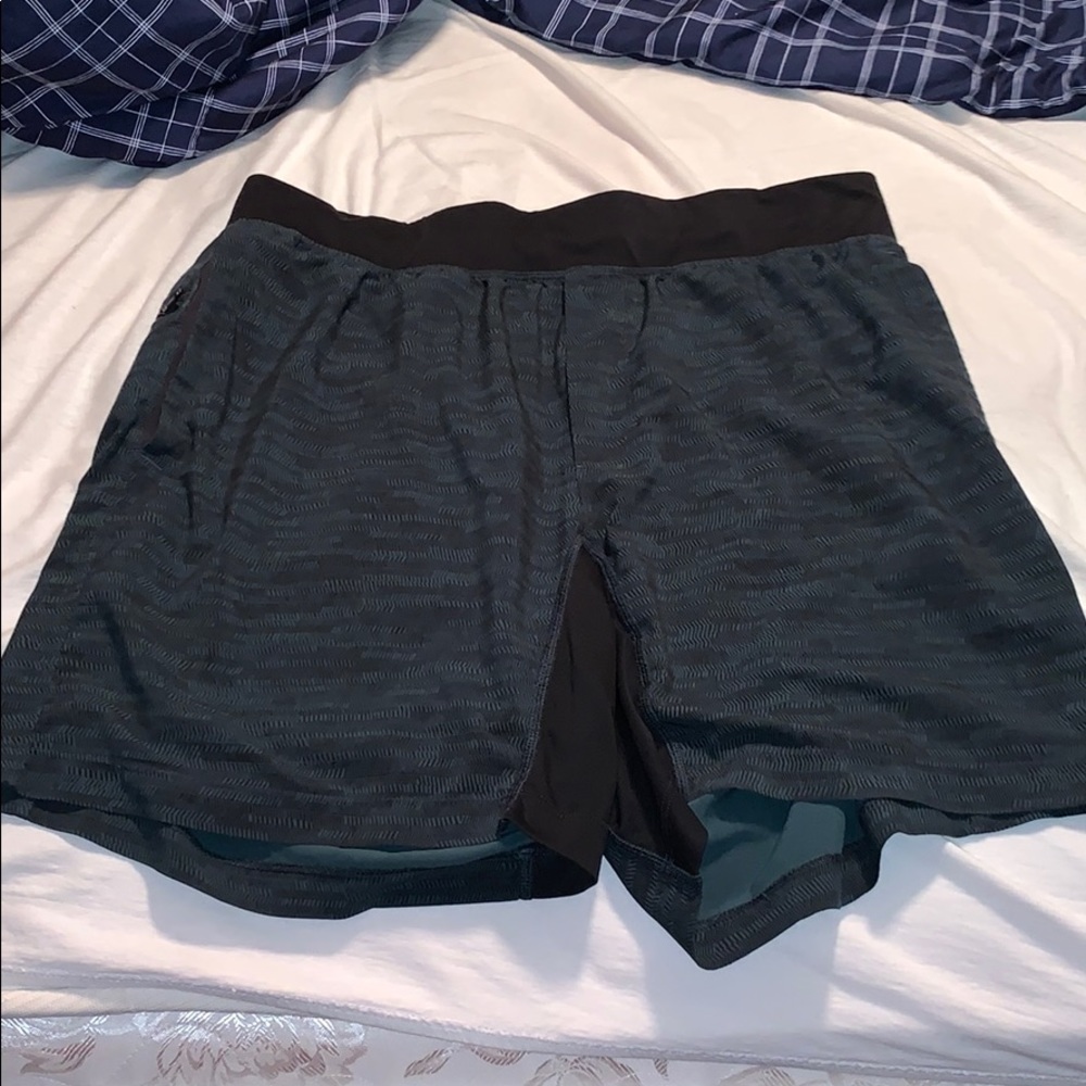 Men’s Lulu shorts w/ back zipper pocket. 7” inseam